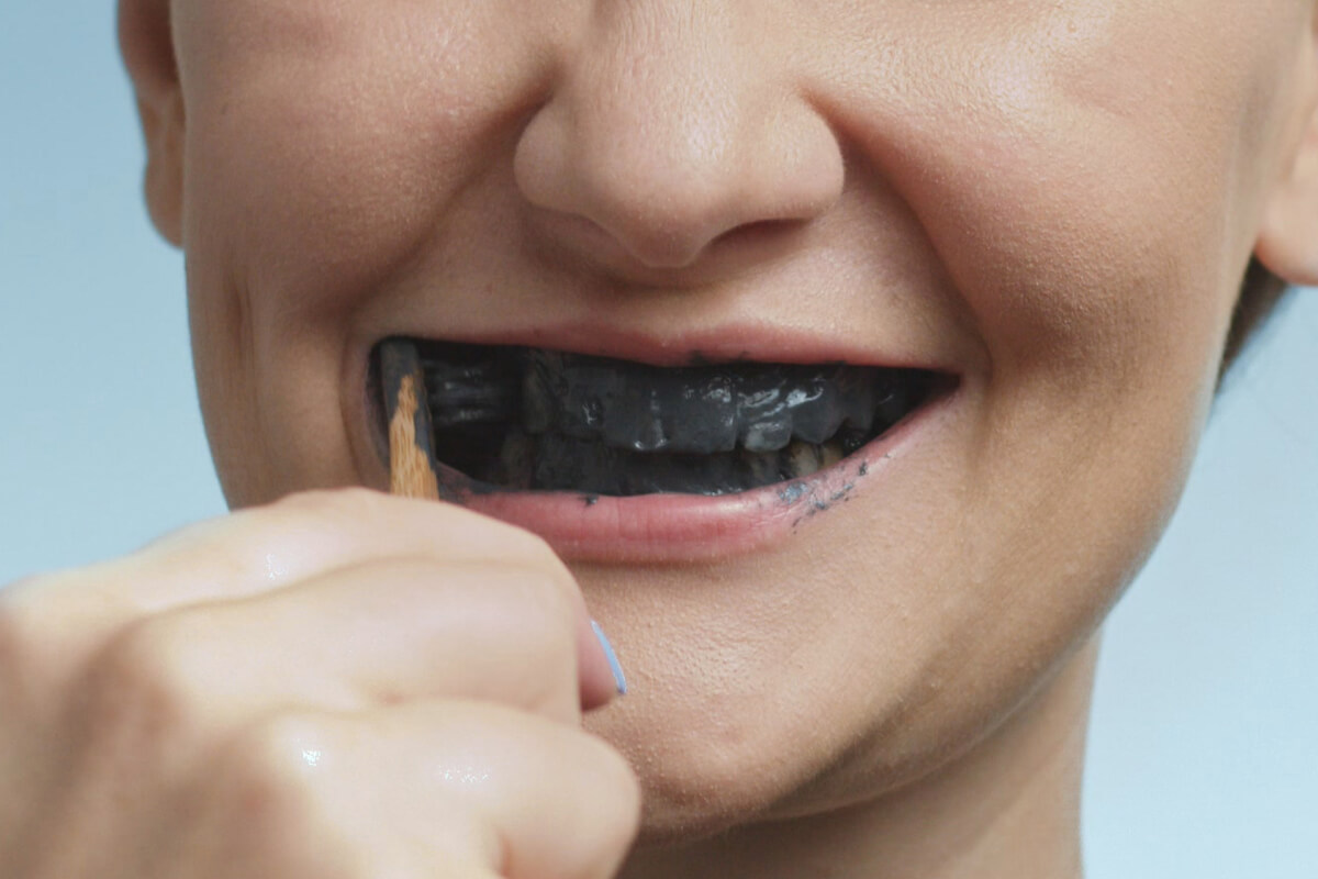 Čierne uhlie na domáce bielenie zubov, áno alebo nie? | Dental Centrum NIVY